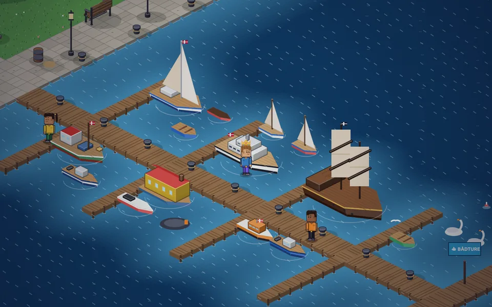 Havnen i Pixelland med en lang træbro, sejlbåde, en yacht, en husbåd og et piratskib på vandet